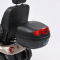 Sort bagageboks monteret på en elscooter