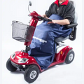 Elscooter med en person der bruger regnovertræk
