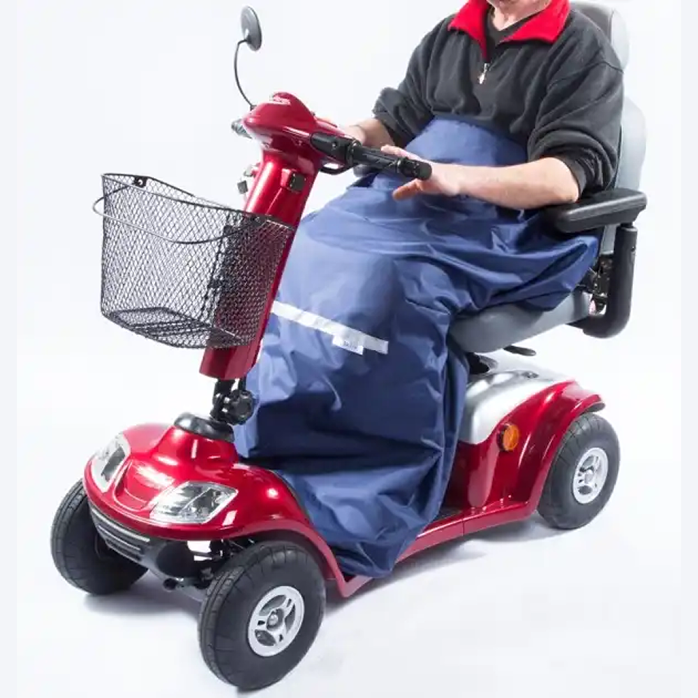 Elscooter med en person der bruger regnovertræk