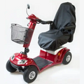 Mobilitetsscooter med et sort overtræk på setet.
