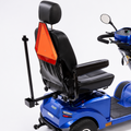 Stokeholder monteret på en blå scooter
